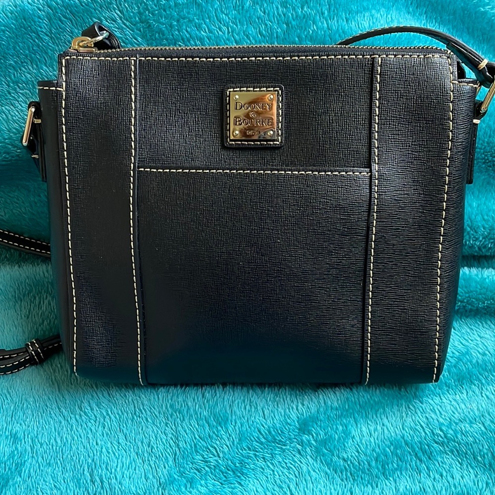 Dooney & Bourke black leather crossbody pocketbook